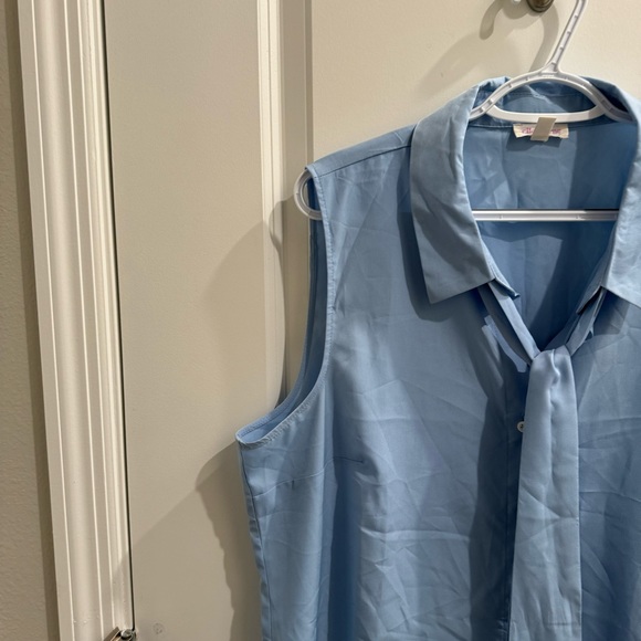 Light Blue Riley & Rae Camryn Tie Neck Sleeveless Blouse XL - Chic & Versatile - Picture 4 of 7